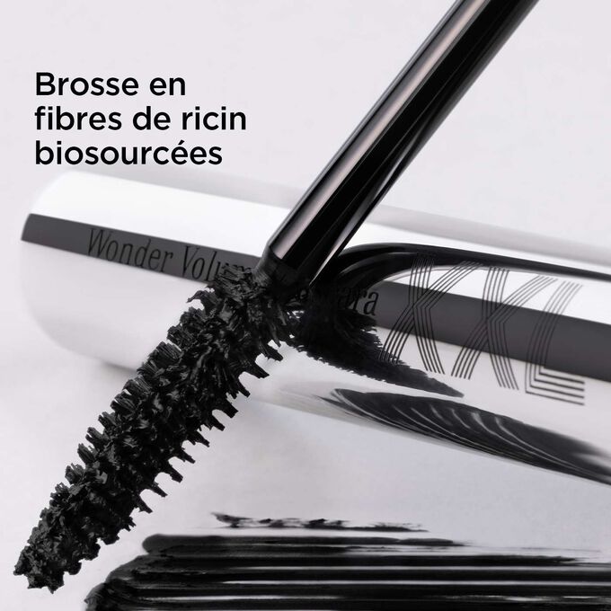 Gros plan sur la brosse à mascara XXL noire de Clarins pour mettre en valeur sa composition en fibres de ricin biosourcées