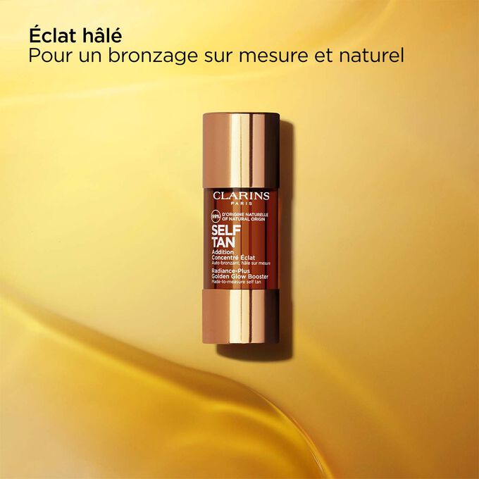 Plan produit de l’Addition Concentré Éclat de Clarins, avec un texte indiquant qu’il apporte un éclat hâlé à votre visage.