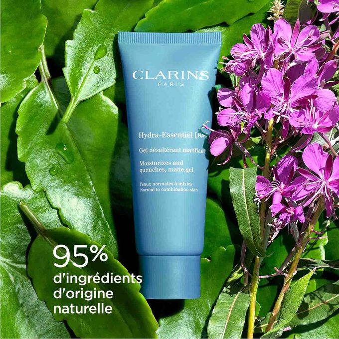 Plan produit Gel Matifiant Hydra-Essentiel de Clarins entouré d’épilobe des Alpes, et 92% d'ingrédients d'origine naturelle.