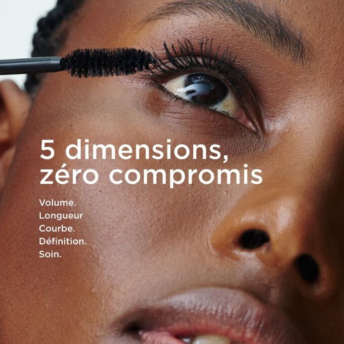 Gros plan sur les cils d&rsquo;une femme appliquant le mascara Curl Defining Clarins, pour montrer le volume, la courbure, la d&eacute;finition et l&rsquo;effet soin des cils.