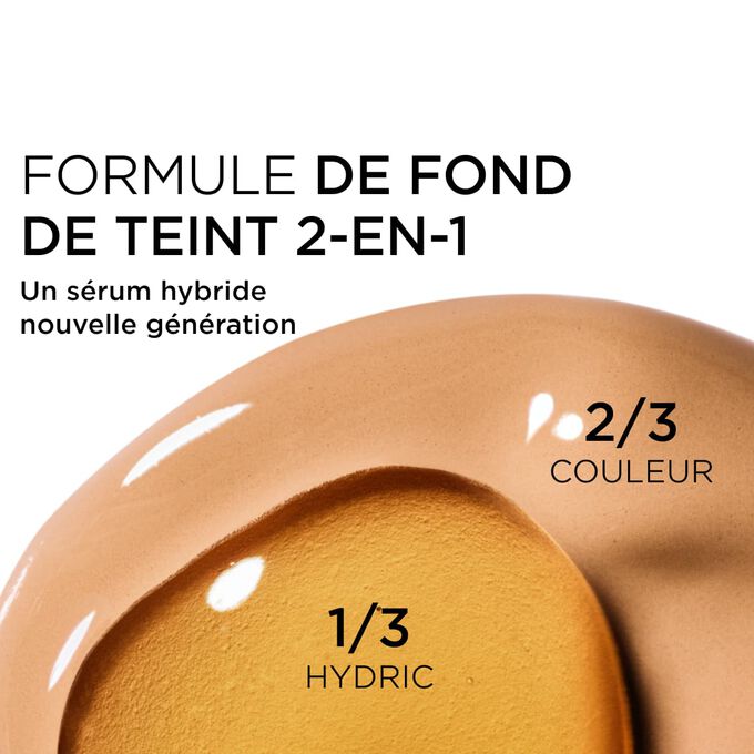 Gros plan sur le m&eacute;lange de deux textures : le s&eacute;rum et le fond de teint dans le fond de teint s&eacute;rum Clarins pour une couvrance nouvelle g&eacute;n&eacute;ration