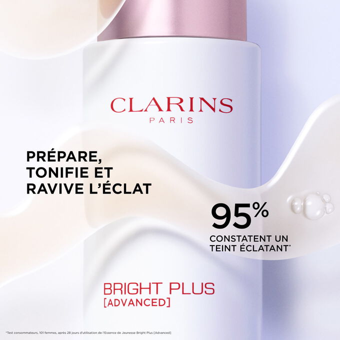 Gros plan sur le flacon de la Lotion Bright Plus Advanced de Clarins, illustrant les bienfaits&nbsp;: pr&eacute;pare, tonifie et ravive l'&eacute;clat de la peau.