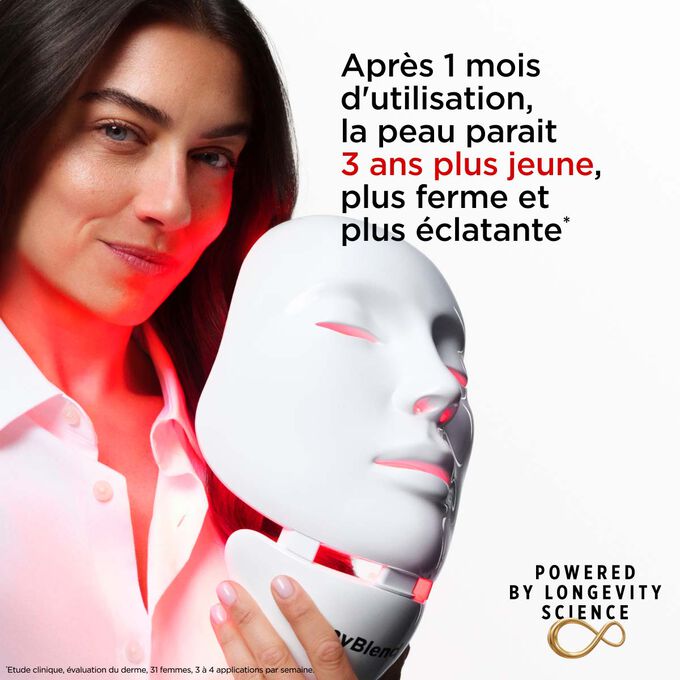 Gros plan sur le mannequin tenant un myLEDmask2 visage et cou, d&eacute;montrant ses bienfaits pour rendre la peau plus jeune, plus ferme et plus &eacute;clatante