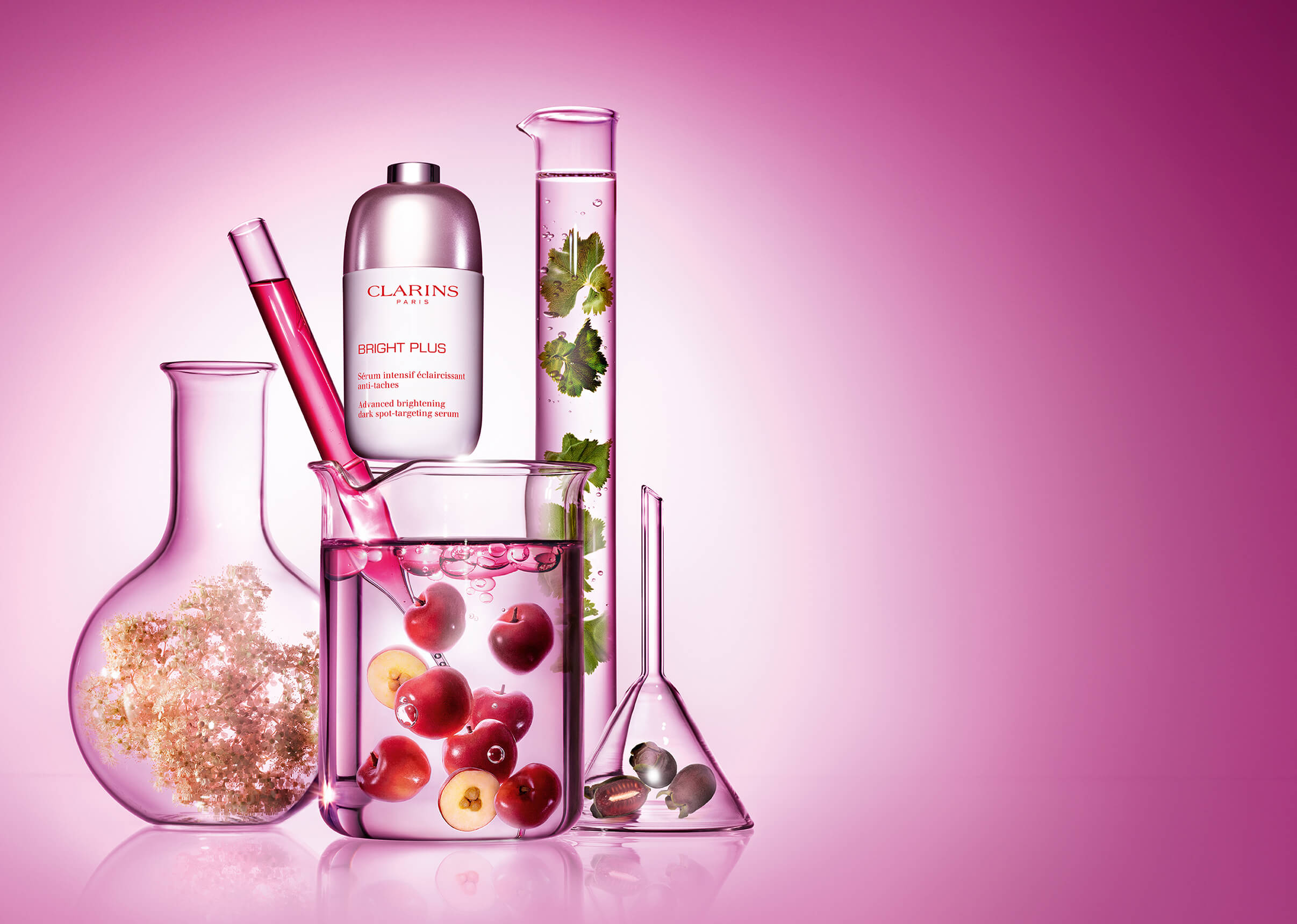 Bright Plus Serum Packshot mit Laborgläsern