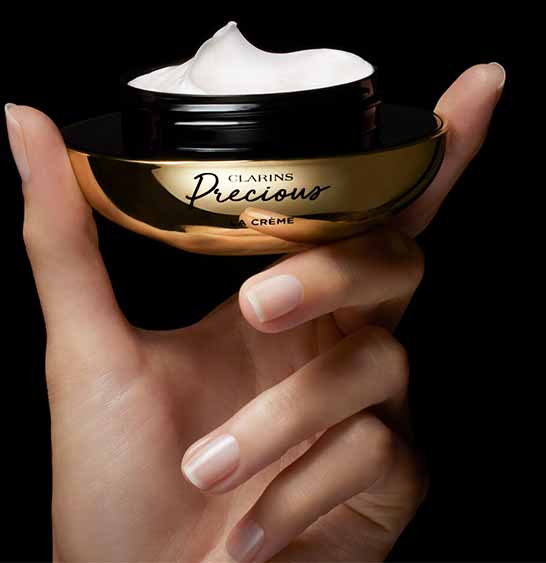 La Crème Packshot in der Hand