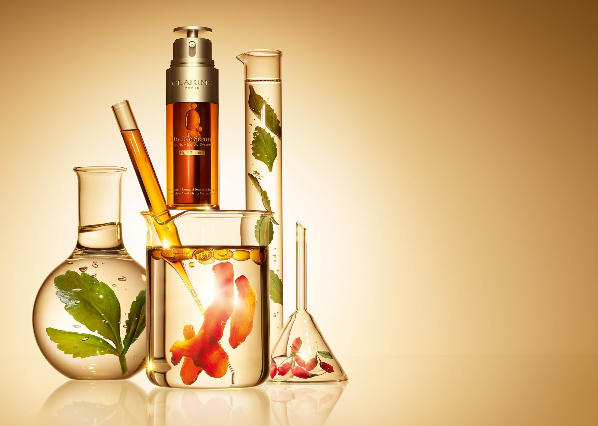 Double Serum Light Texture Packshot mit Laborgläsern