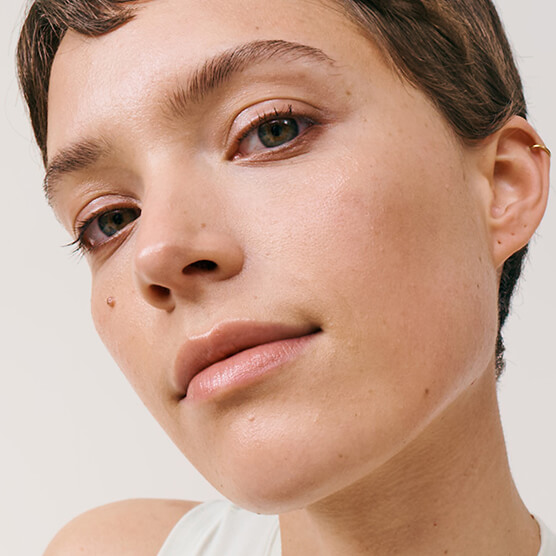 Mannequin portant le Fond de teint Double Serum