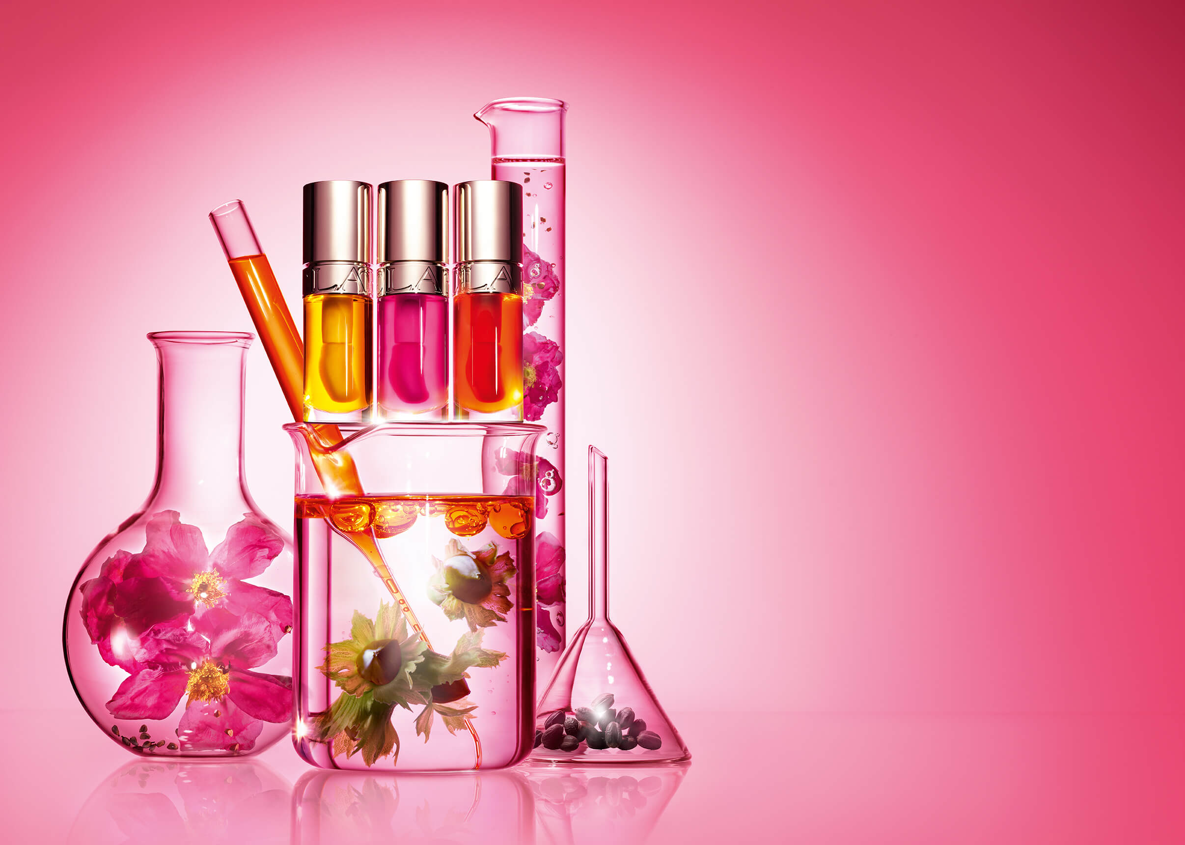 Lip Comfort Oil Packshot mit Laborgläsern