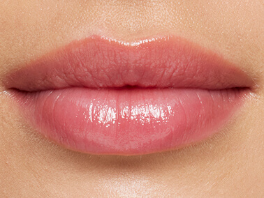 Lip Oil Balm auf den Lippen