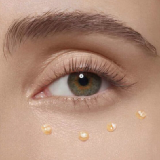 Model mit Double Serum Eye auf der Haut