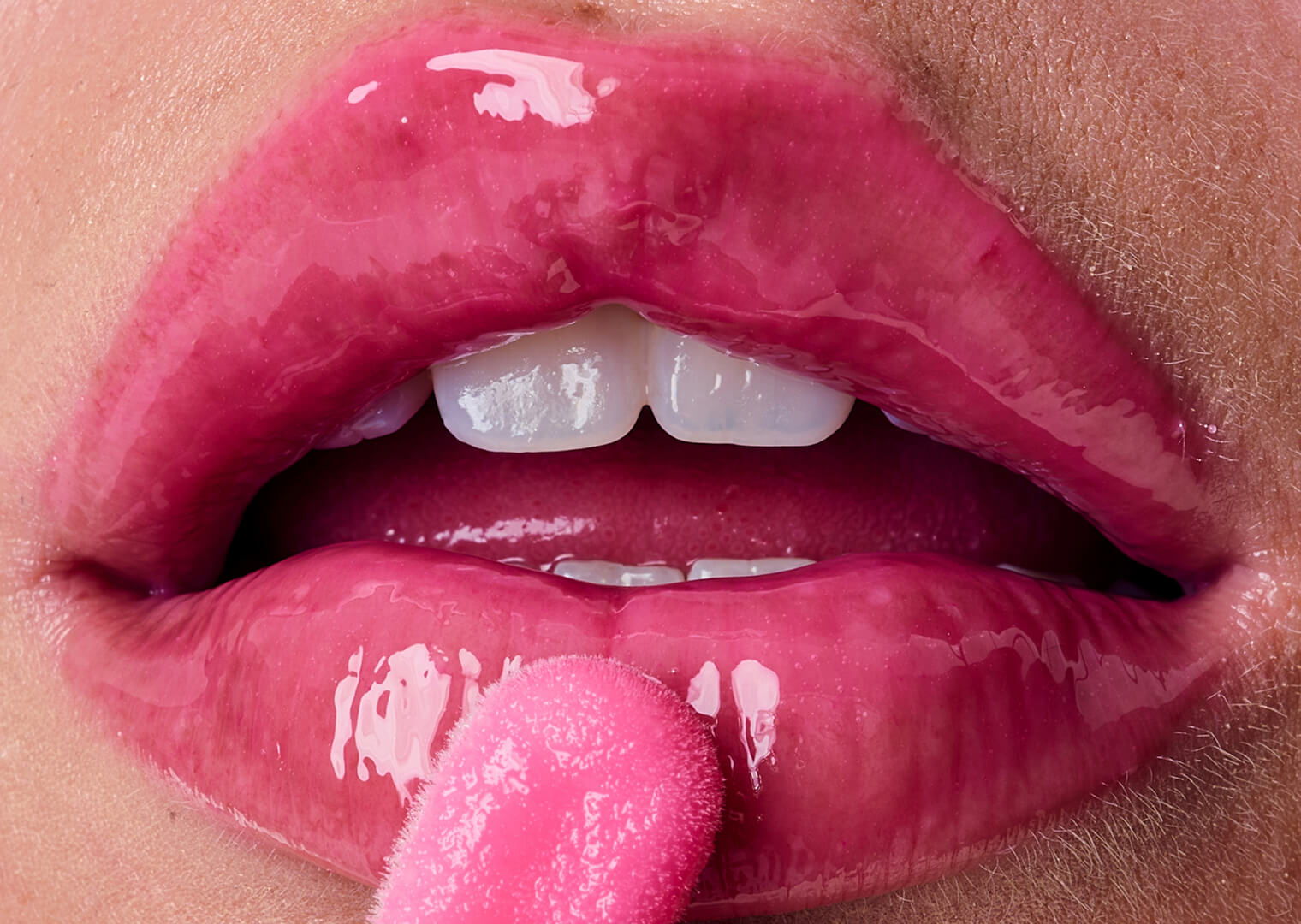 Lip Comfort Oil auf den Lippen