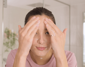 How to remove makeup using a cleansing mousse?