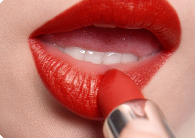 Joli Rouge auf den Lippen